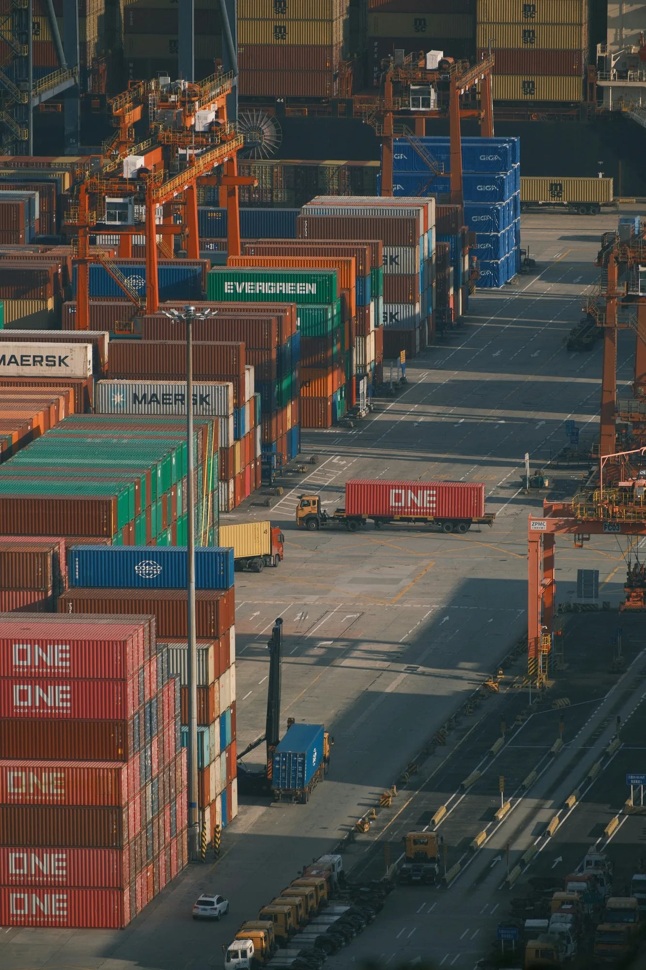 Conteneurs et véhicules dans un terminal portuaire